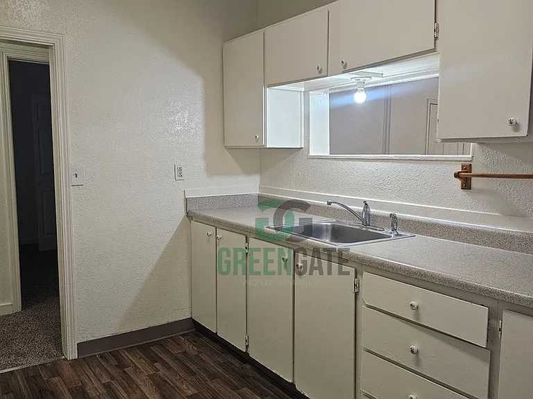 532-534 Melrose St — Photo 11