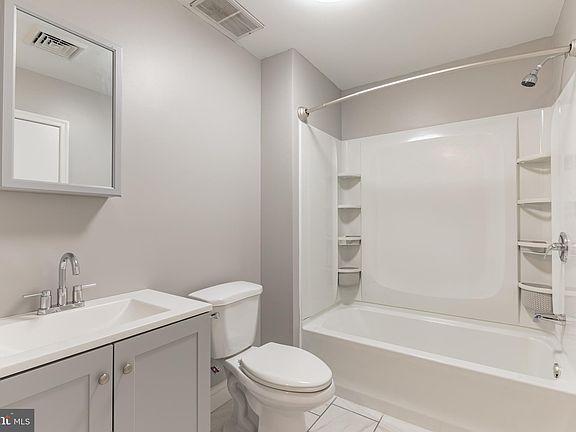 5th image of 4942 Woodland Ave Floor 2