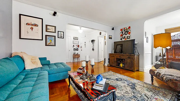 Sold by Bizzarro Agency | media 2