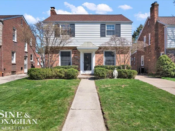 1866 Country Club Dr, Grosse Pointe Woods, MI 48236