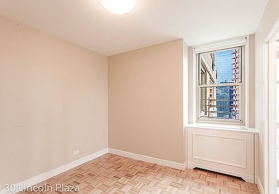 4th image of 30 W 63rd St APT 27L