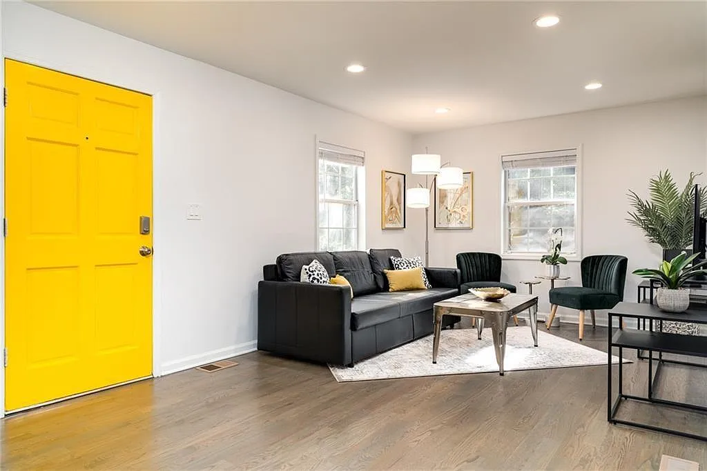 3 bed, 2.0 bath, 1260 sqft, $2,995 — Photo 2