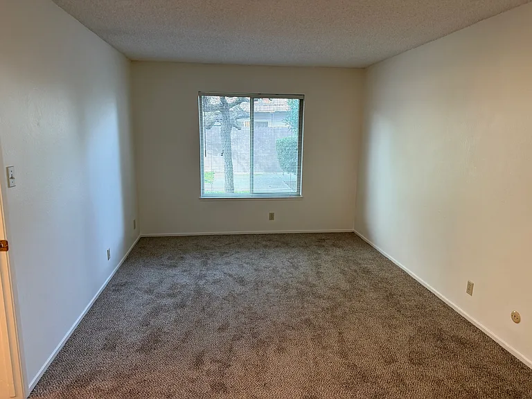 Avenue West Apartments — Photo 40