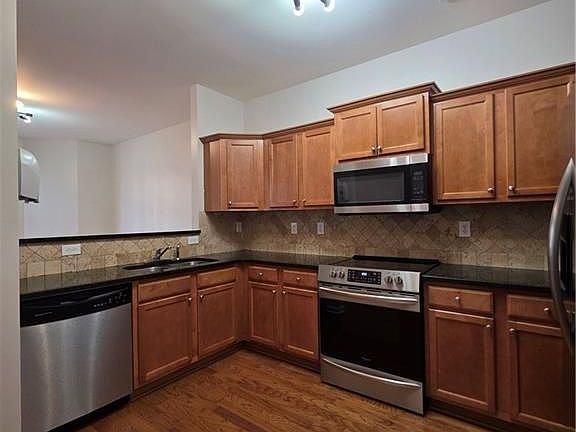 4th image of 3090 Branham Dr