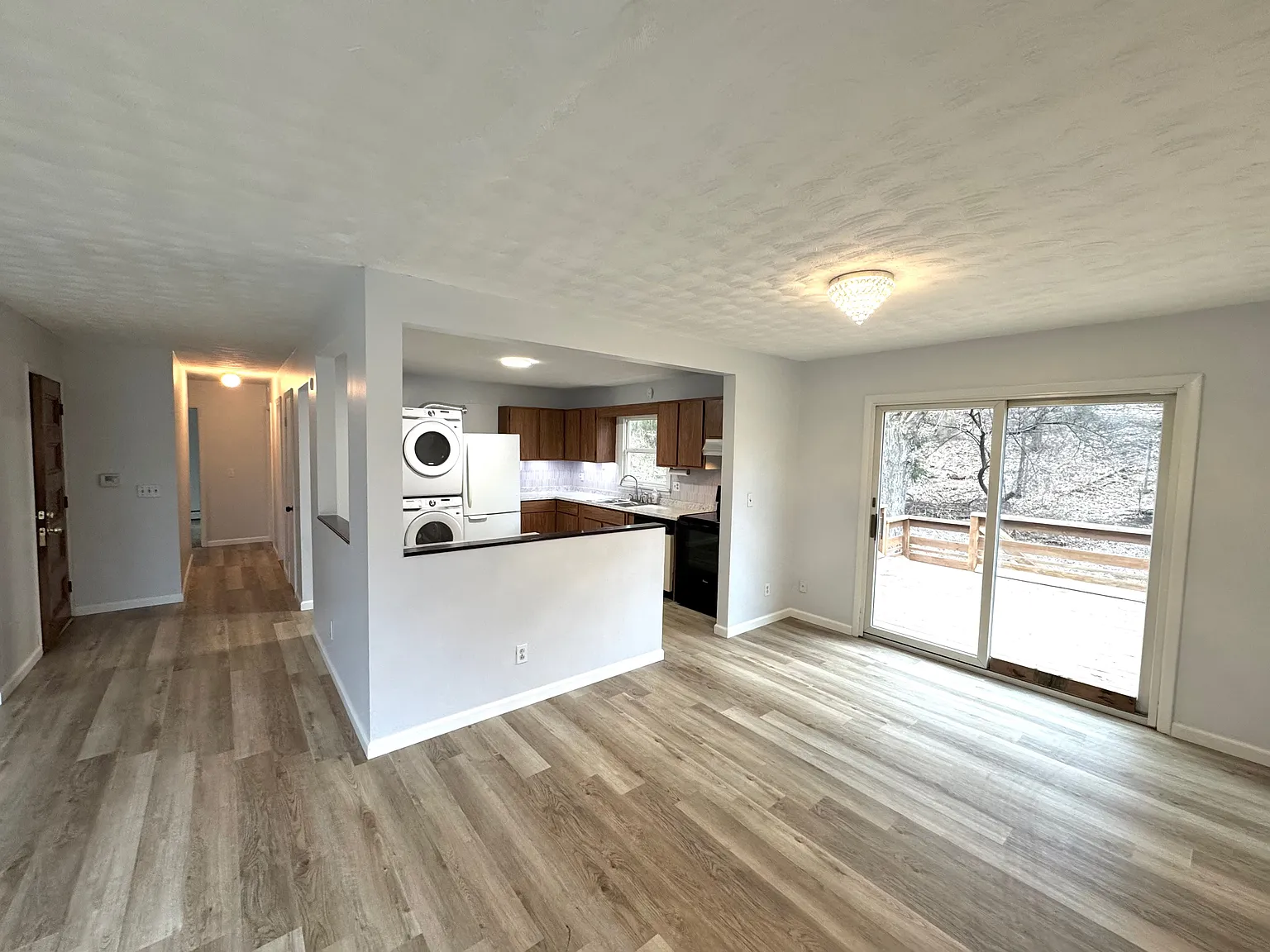 3 bed, 1.5 bath, 1020 sqft, $2,200 — Photo 4