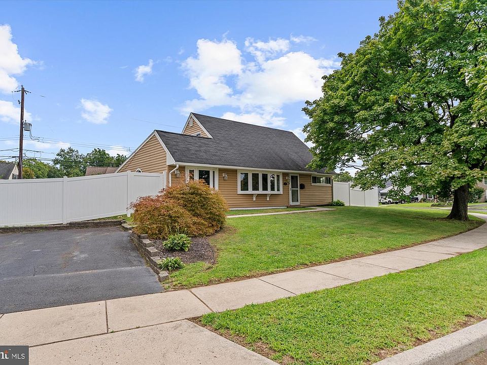 1st image of 20 New Pond Ln