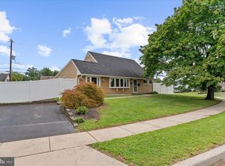 20 New Pond Ln, Levittown, PA 19054