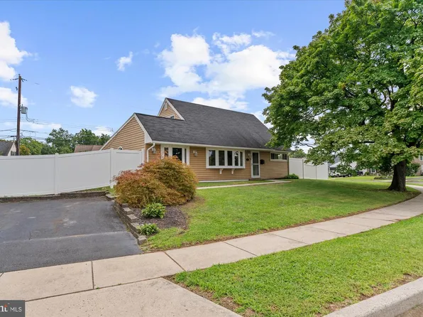 20 New Pond Ln, Levittown, PA 19054