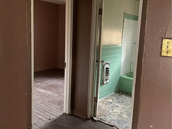 3rd image of 476 E 83rd St