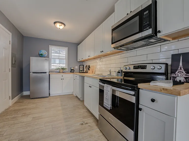 1050 N Pkwy #105 — Photo 32