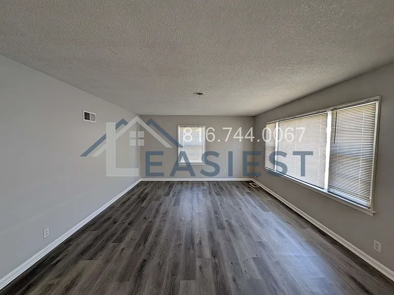 2405 E 58th St — Photo 3