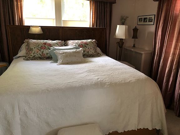 Apt. under construction. photo is just showing you the layout Pictures from previous tenant