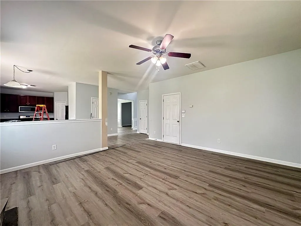 5 bed, 2.5 bath, 2696 sqft, $2,700 — Photo 4
