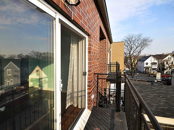 4th image of 3445 W Belmont Ave #3W