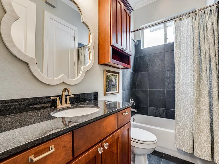 2606 N Henderson Ave #D — Photo 9