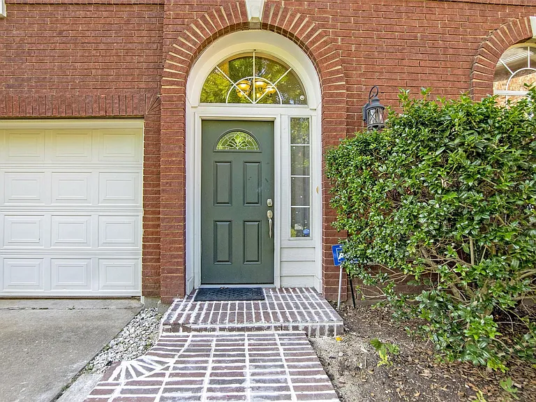 885 Parker Dr — Photo 1