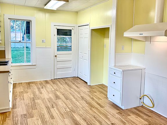 4th image of 910 Park Ave