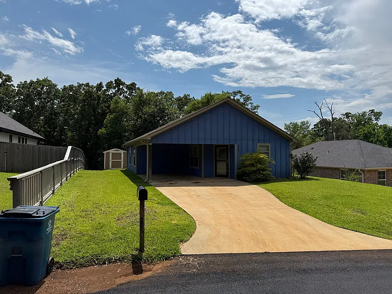 424 Brentwood Dr — Photo 2