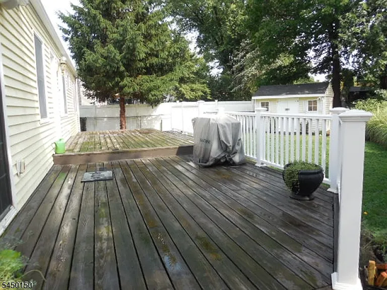 65 Fernwood Cres — Photo 11