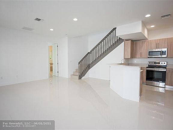 4th image of 180 SE 7th Way #180