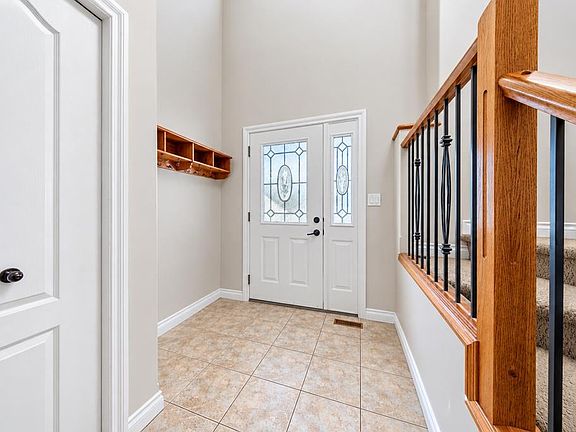 2nd image of 80 W Irving Cres