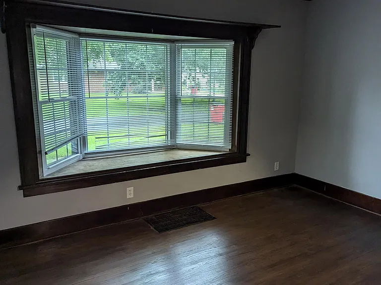1626 W Clark St — Photo 2