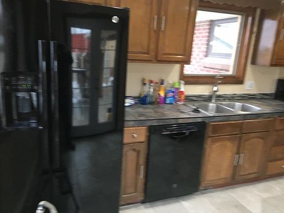 Kitchen (includes a dishwasher!)