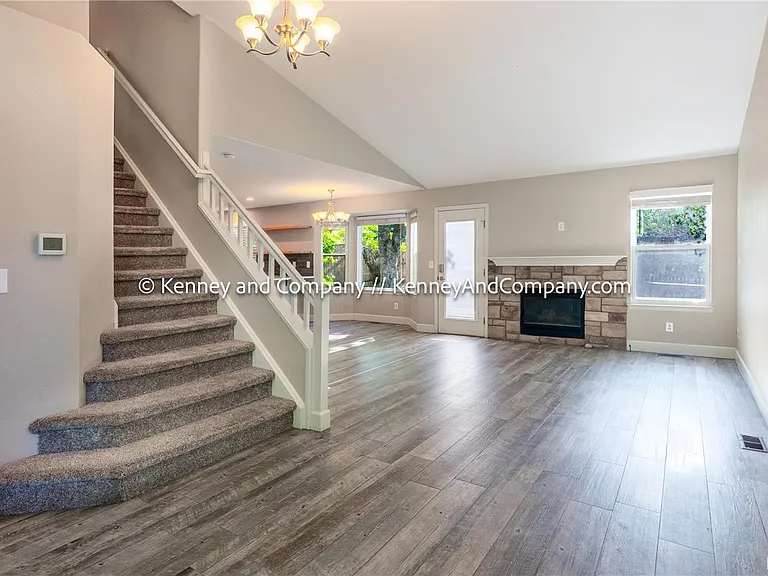 875 S Lindsey St — Photo 4