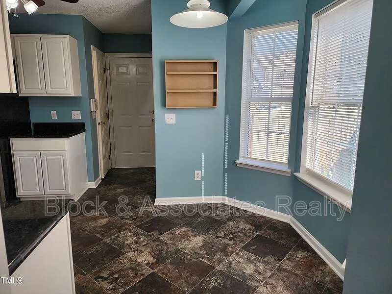 3 bed, 2.5 bath, $2,000 — Photo 2