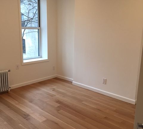3rd image of 186 Norfolk St APT 2D