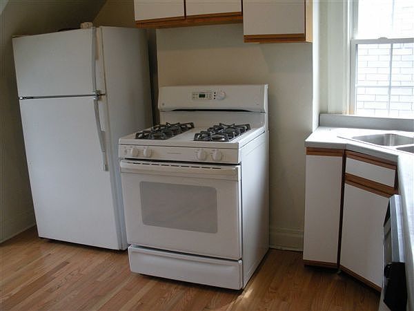 Kitchen with Selfcleaning Oven & Dishwasher