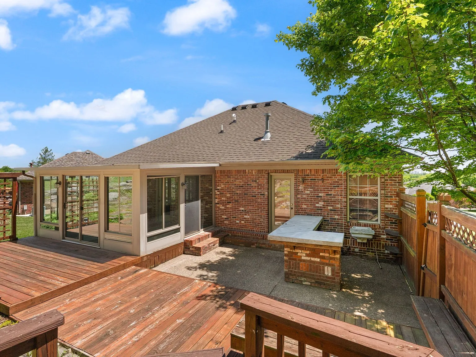3 bed, 3.0 bath, 2328 sqft, $2,450 — Photo 4