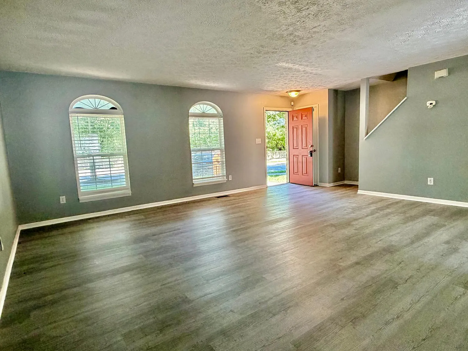3 bed, 2520 sqft, $1,950 — Photo 3
