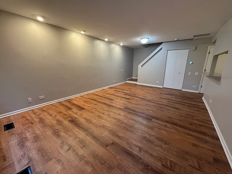 407 Trenton Ct — Photo 2