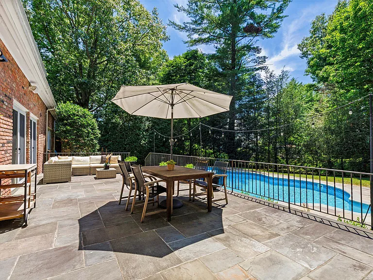 56 Sycamore Rd — Photo 31