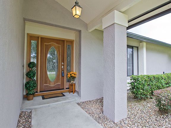 3rd image of 122 E Berkshire Cir