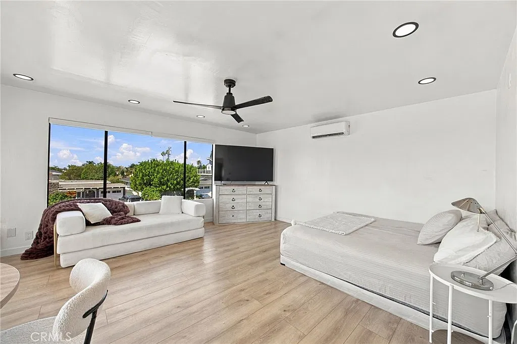 Studio, 400 sqft, $2,700 — Photo 2
