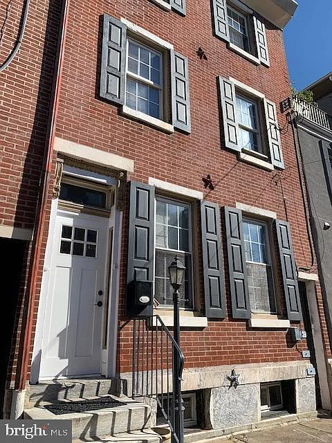 4 bed, 2.5 bath, 2360 sqft, $3,100 — Photo 4