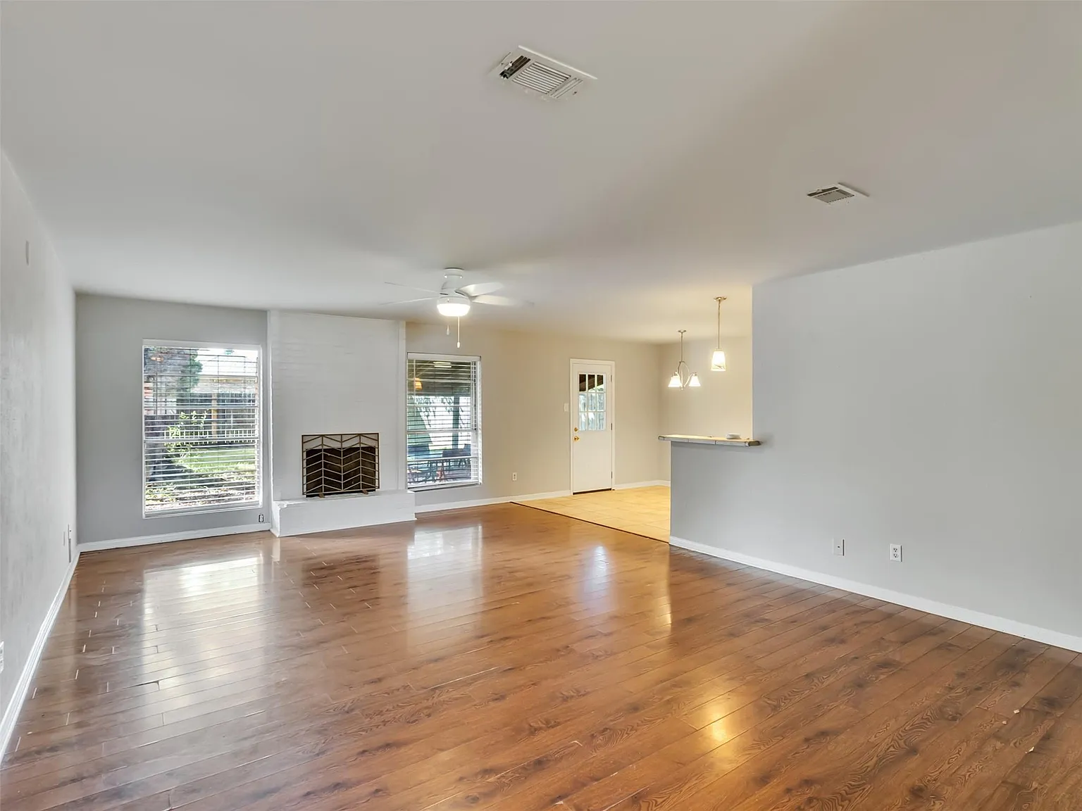 3 bed, 2.0 bath, 1375 sqft, $2,300 — Photo 4