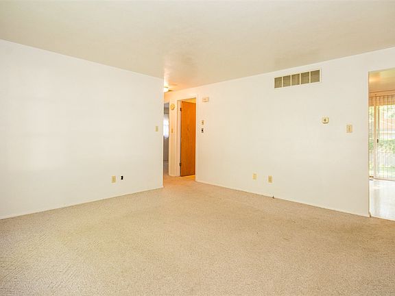4th image of 3332-3334 N Knott Ln