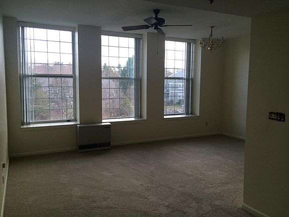 2nd image of 10 Washington Grn Unit 204