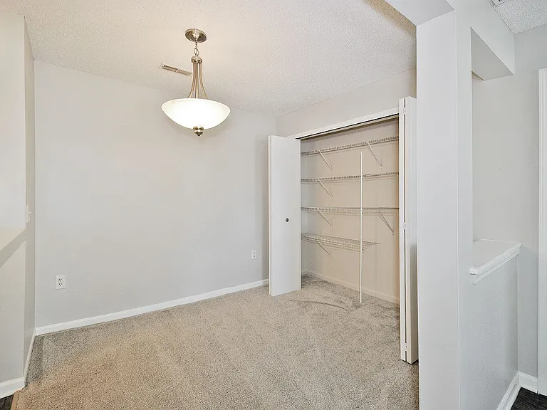 Pendleton Park Apartments — Photo 17