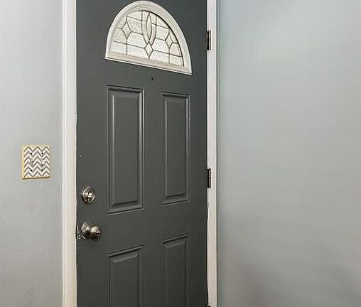 5th image of 1532 S Knoxville Ave