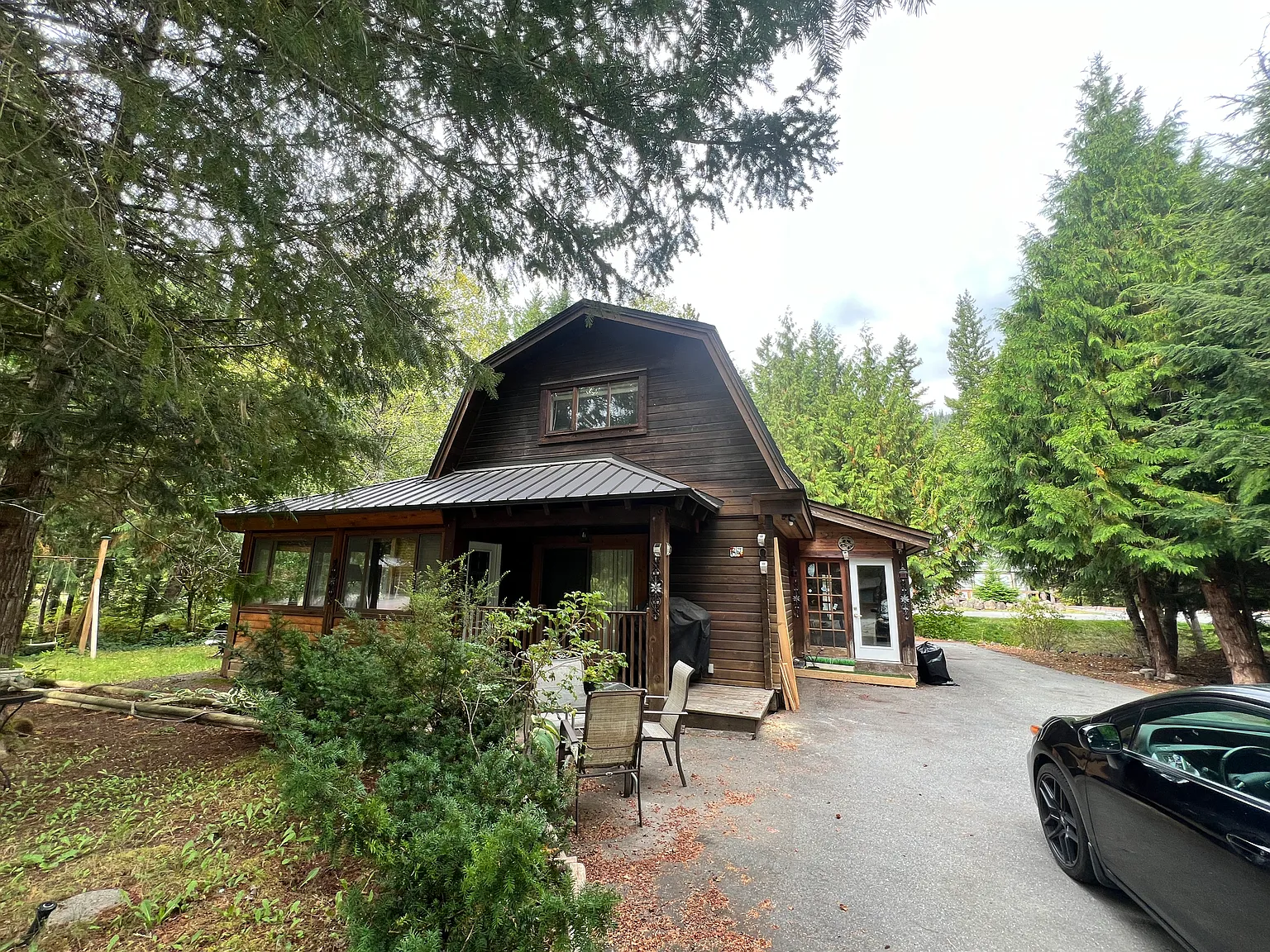 Furnished 2 bedroom, 2 bathroom house in Black Tusk Village — Photo 1