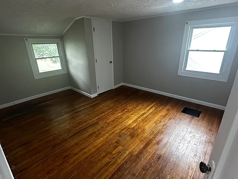 1414 E 9th St — Photo 15