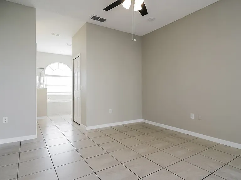 562 Bristol Cir — Photo 11