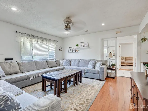 15 Markham Rd, Edison, NJ 08817