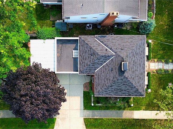 3rd image of 20890 Edgecliff Dr