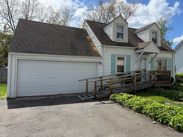 17 Royal St, Agawam, MA 01001