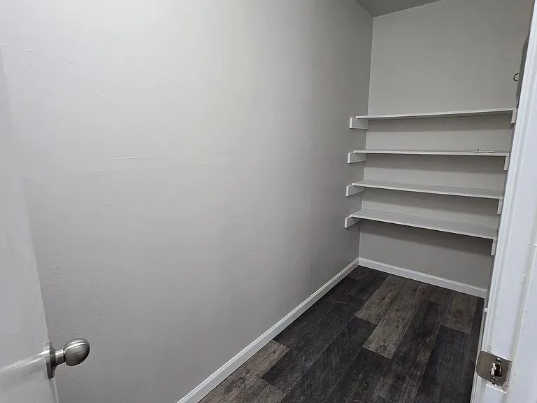Lake Point Apartments — Photo 6